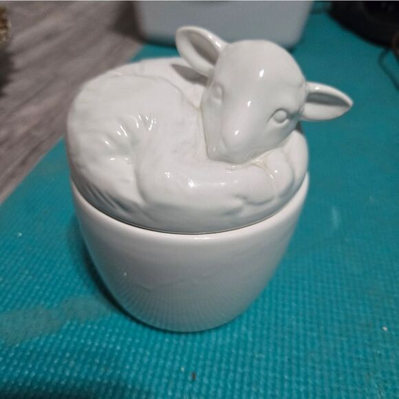 White dolomite Dish with Lamb Shaped Lid - Picture 2 of 7